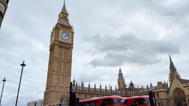 Nein, wir sehen nicht Big Ben, sondern den Elizabeth Tower.